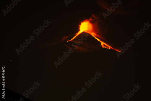 Zoom del cratere centrale del vulcano Etna in eruzione