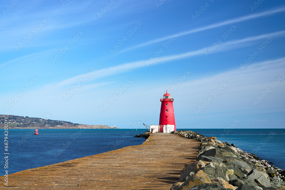 Obraz premium Lighthouse under the blue sky of Ireland