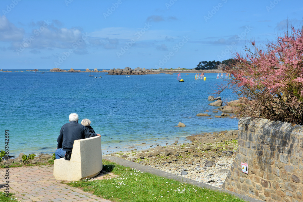 Couple de personnes âgées qui regarde la mer en Bretagne