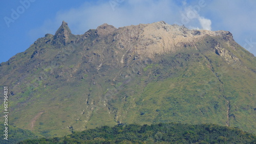 Un volcan et ses fumerolles photo