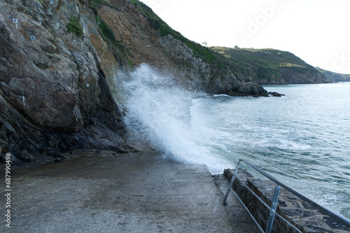 La mer monte inlassablement lors de la marée montante, et de jolies vagues apparaissent à chaque mouvement à la plage Bonaparte dans les Côtes d'Armor en Bretagne