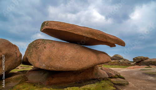 Rochers en équilibre sur l'île Renote à Trégastel, Bretagne, France photo