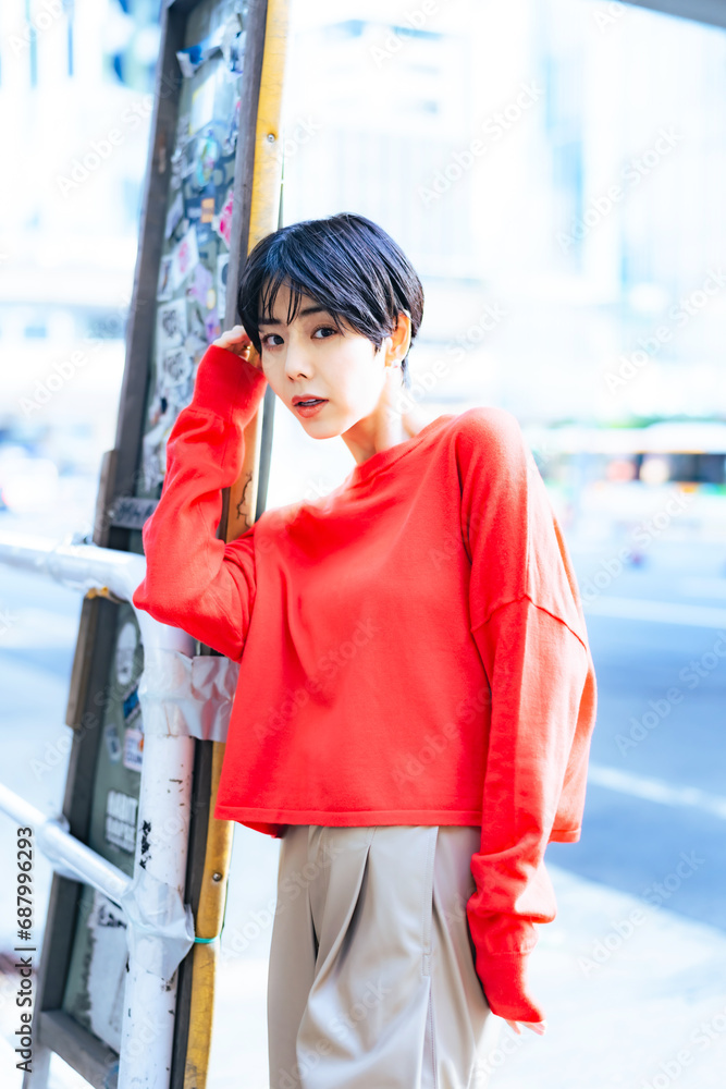 Obraz premium 女性のファッションポートレート ストリートスナップ