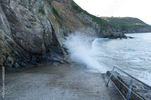 la marée montante provoque des vagues et fait jaillir de l'écume à la plage Bonaparte dans les Côtes d'Armor, en Bretagne, 