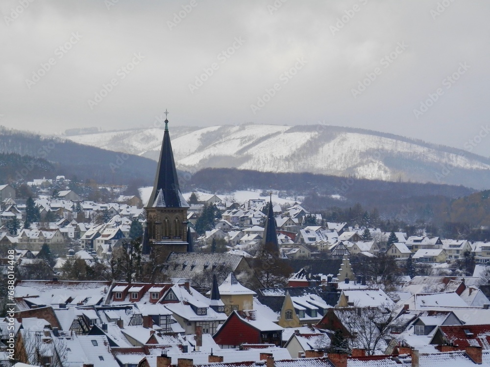 Blick vom Schloß in Wernigerode zum Brocken und auf die Stadt