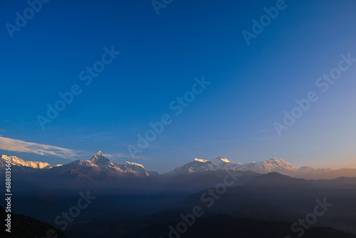 朝日に照らされるヒマラヤ山脈
