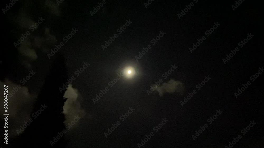 Pleine lune de nuit dans les Cévennes