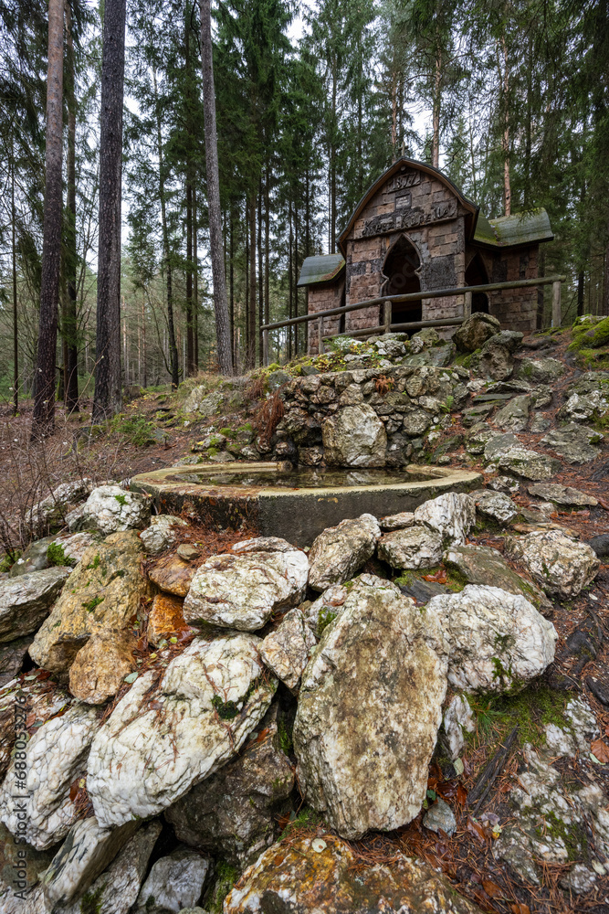 Fototapeta premium Die Kreuzkapelle am Brunnenberg in Bad Elster