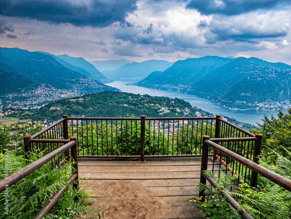 Fototapeta premium Landscape of Lake Como from Pin Umbrella sightseeing