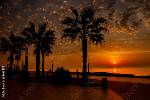 Vega Baja del Segura - El espectáculo del amanecer en el mar de la costa de Torrevieja, las siluetas y cielos en diferentes puntos de la localidad