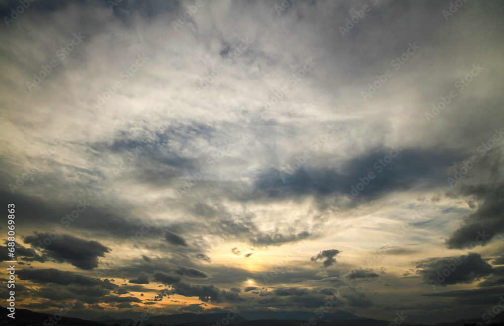 Obraz premium beautiful golden sunset sky landscape