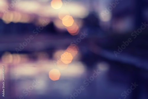 Reflejo luces desenfocadas formando bokeh en tonos violetas photo