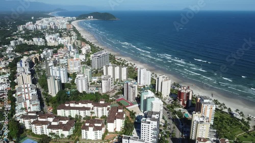 Visão aérea da praia de riviera de são lourenço em bertioga, sp, brasil captada do alto entre os prédios próximo a orla photo