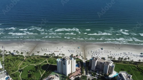 Ondas e maré da praia de Rivieira de São Lourenço em Bertioga, São Paulo, Brasil.  photo