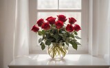 Florero compuesto por rosas junto a una ventana  en el interior de una habitación 