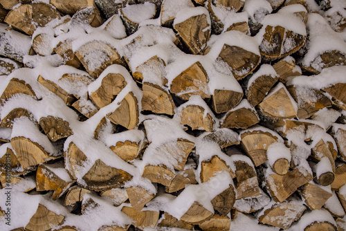 Verschneites Brennholz im Winter