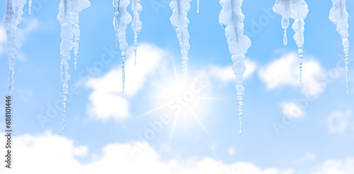 Eiszapfen vor Blauem Himmel im Winter