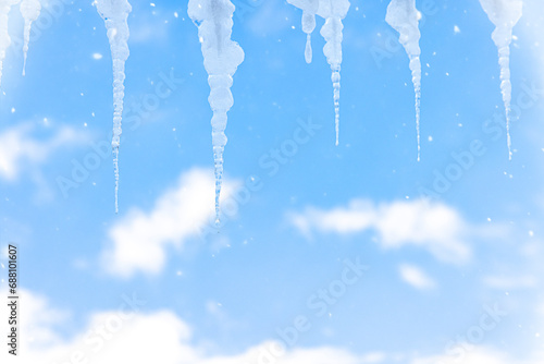 Eiszapfen vor Blauem Himmel im Winter