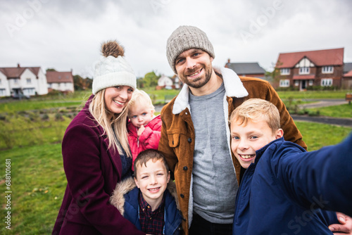 Obraz na płótnie Happy family taking a selfie together at park w salonie