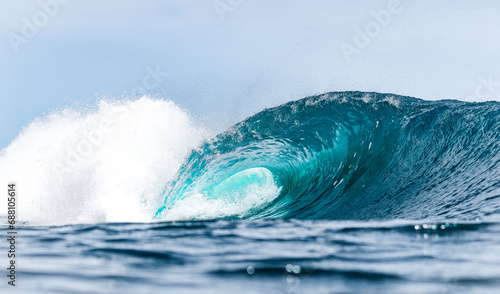 La fuerza del océano con sus curvas perfectas.