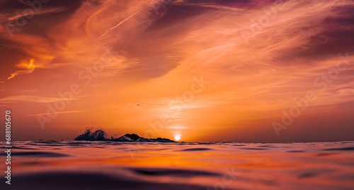 Atardecer anaranjado sobre el mar. © Nacho