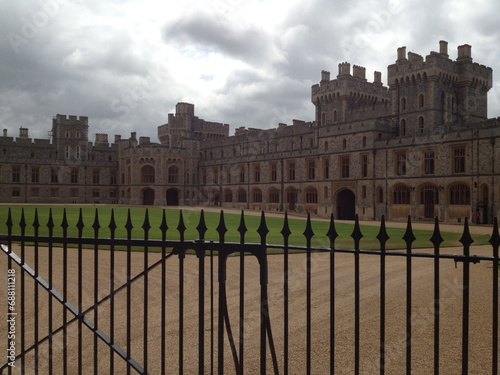 Encanto entre Nubes: El Castillo de Windsor en un Día Gris