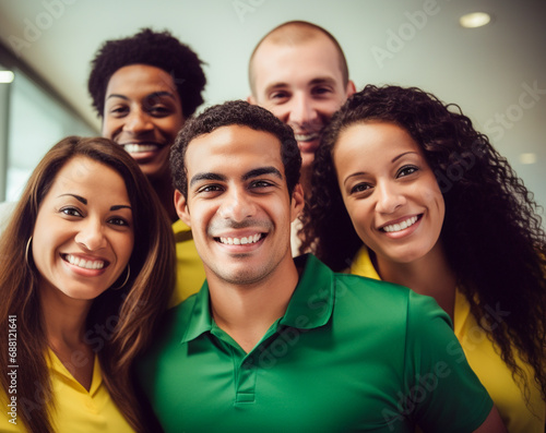 Funcionários felizes se reúnem para mostrar a beleza da diversidade, diferentes origens e culturas no local de trabalho. photo