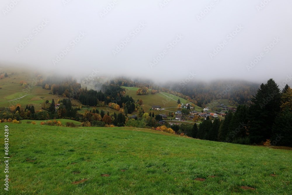 Blick in den Südschwarzwald bei Todtmoos bei Regen und tiefstehenden Wolken