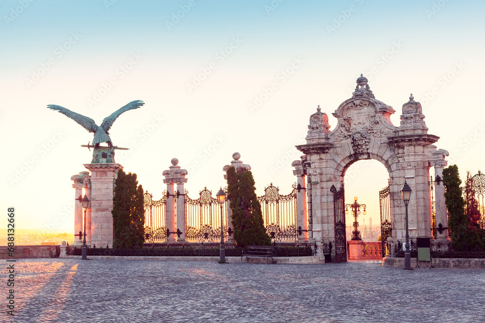 Obraz na płótnie The Turul Bird Statue at the gate entrance to the Royal Palace, Castle Hill District (Varhegy), Buda, Budapest, Hungary w salonie