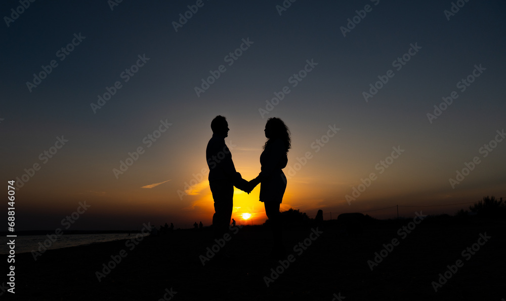 enamorados al atardecer enamorados al atardecer