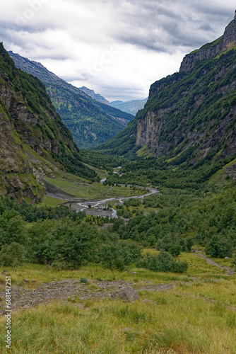 Vue sur la vallée depuis les hauteurs de Sixt-fer-A-Cheval dans les alpes en été 