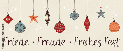 Friede, Freude, Frohes Fest – Schriftzug in deutscher Sprache. Weihnachtskarte mit bunten Christbaumkugeln