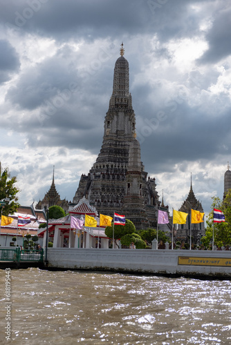 Buddhist Wat in Bangkok, Thailand © Johanna Schmidt