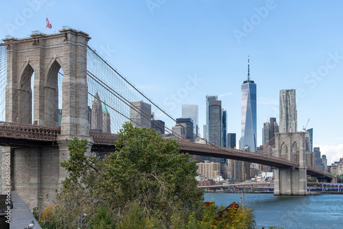 Tableau sur toile Low angle view from waterfront Brooklyn Bridge Park to the Brooklyn Bridge in Lo