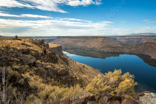Beautiful overview of the Billy Chinook Lake in the Cove Palisades State Park in Oregon 