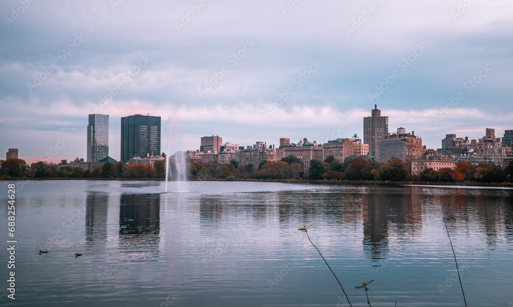 Obraz premium Jacqueline Kennedy Onassis Reservoir inside Central Park in New York City