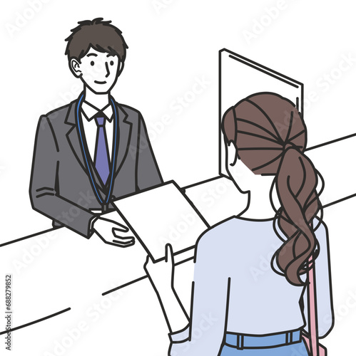 窓口で書類を渡す女性