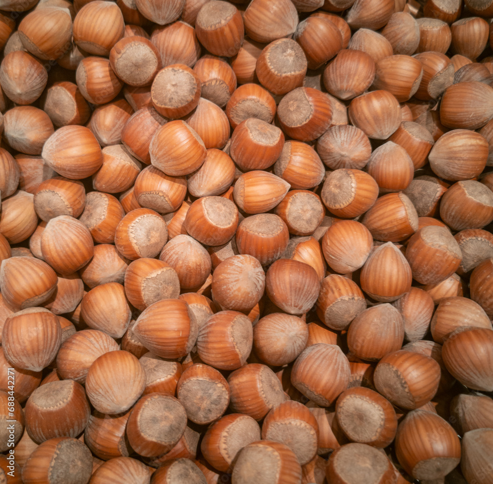 Haselnuss auf dem Marktstand in der Winterzeit Haselnuss auf dem Marktstand in der Winterzeit