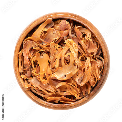 Photos Dried mace in a wooden bowl