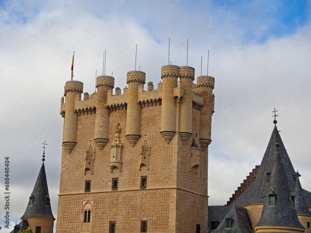 Fototapeta premium To the north of Madrid lies the absolutely picturesque city of Segovia, Spain. It makes the perfect day trip from Madrid to wander its quaint streets and admire its incredible Roman aqueduct