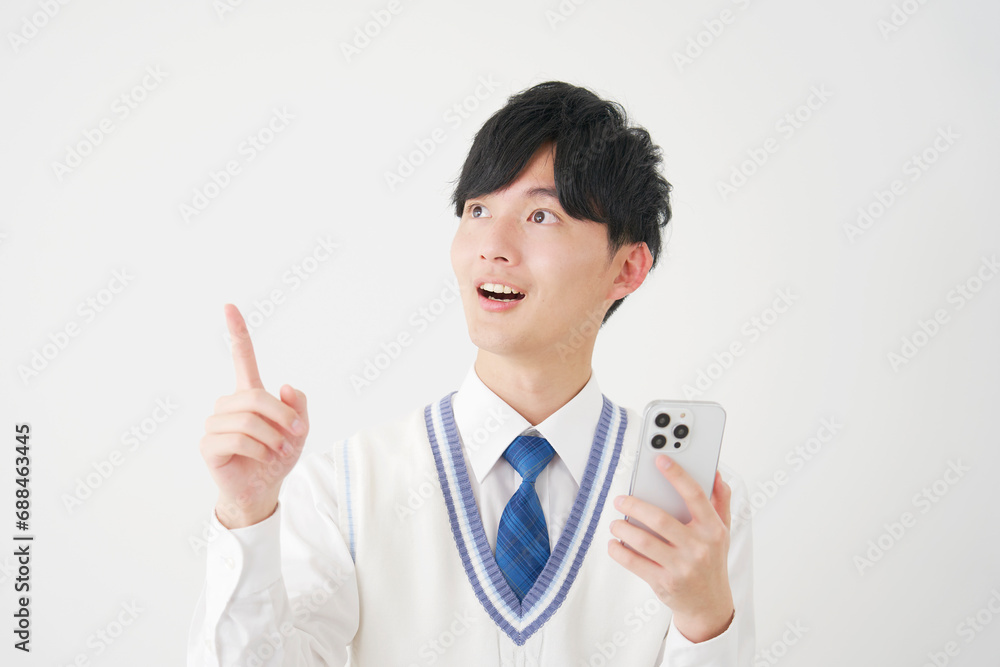 スマートフォンを持ってひらめく男子高校生 白背景 スマートフォンを持ってひらめく男子高校生 白背景
