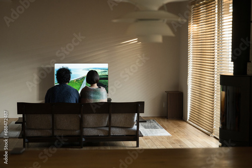 Obraz na płótnie 部屋で動画を見ながら過ごすカップルや夫婦の顔無し 広角の全身