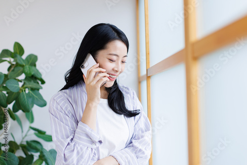 電話で話している女性 photo
