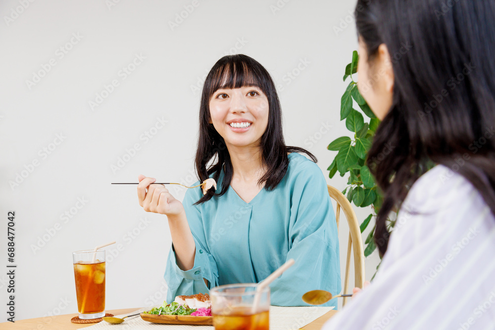 レストランで食事する女性 レストランで食事する女性