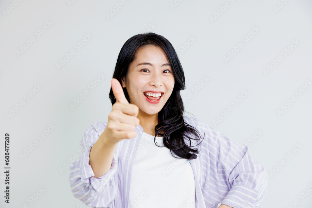 親指を立てた女性 親指を立てた女性