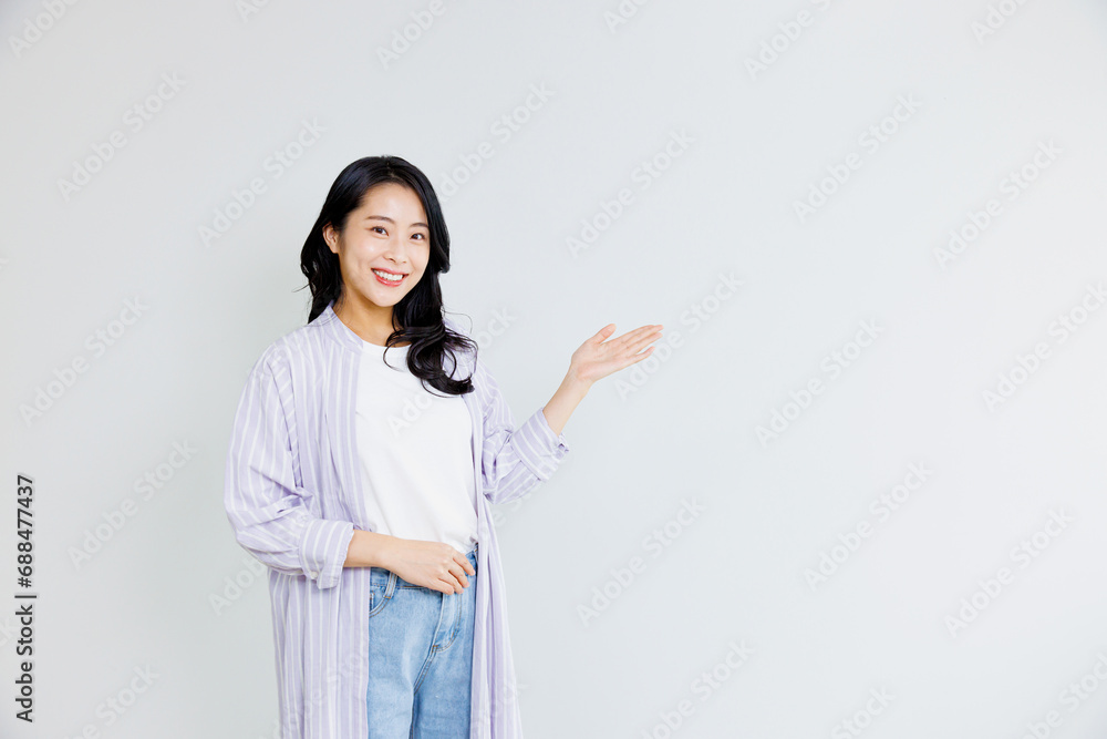 ポーズをとる女性 ポーズをとる女性