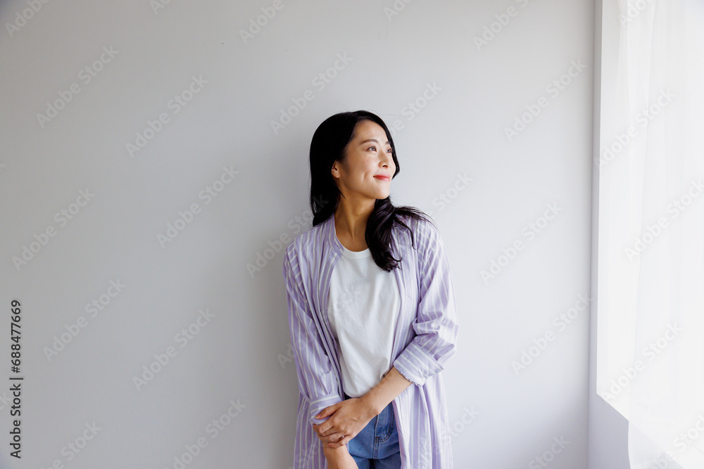 カジュアルな服を着た女性ポートレート カジュアルな服を着た女性ポートレート