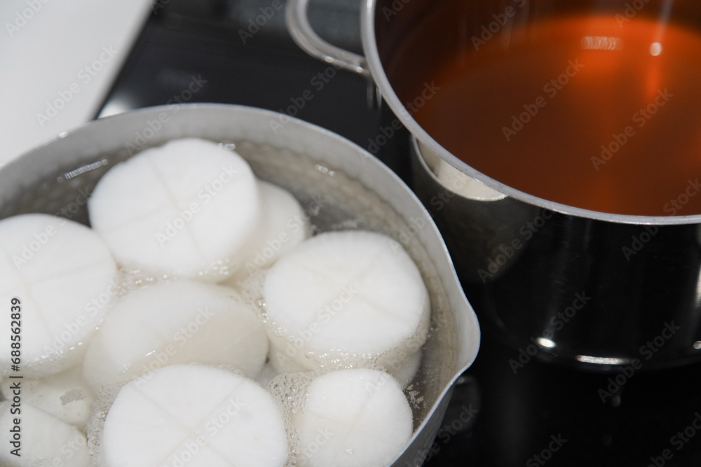 大根を茹でる様子 大根を茹でる様子
