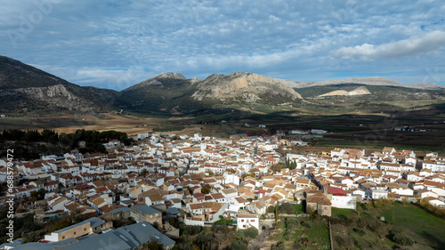 vista aérea del bonito pueblo blanco de Alfarnate en la provincia de Málaga, Andalucía