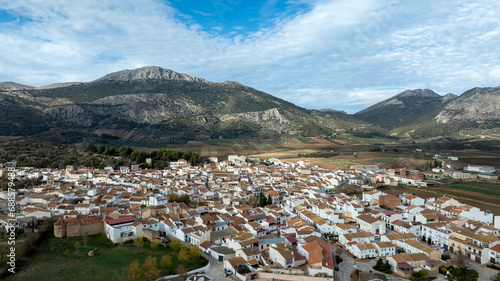 Tableau sur toile vista aérea del bonito pueblo blanco de Alfarnate en la provincia de Málaga, Esp